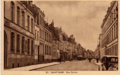 à gauche on peut voir le début de la rue des Bleuets, et la banque du Crédit du nord, qui existe encore actuellement.